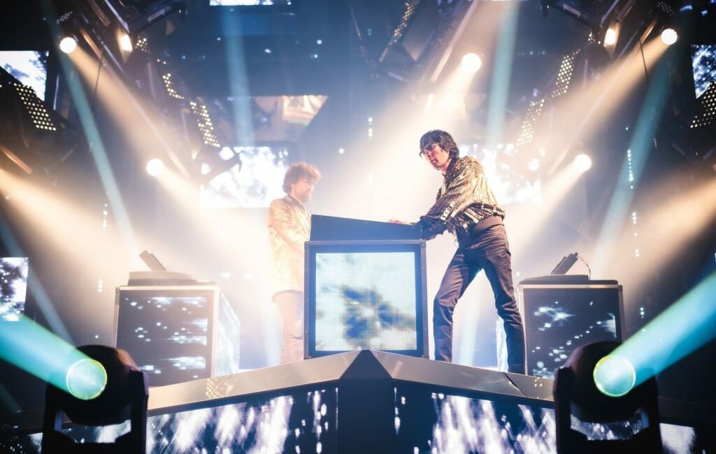 VerTech sets the stage for a ‘Pulverising’ ‘Euphoric’ ‘World conquering beast of a live show’.