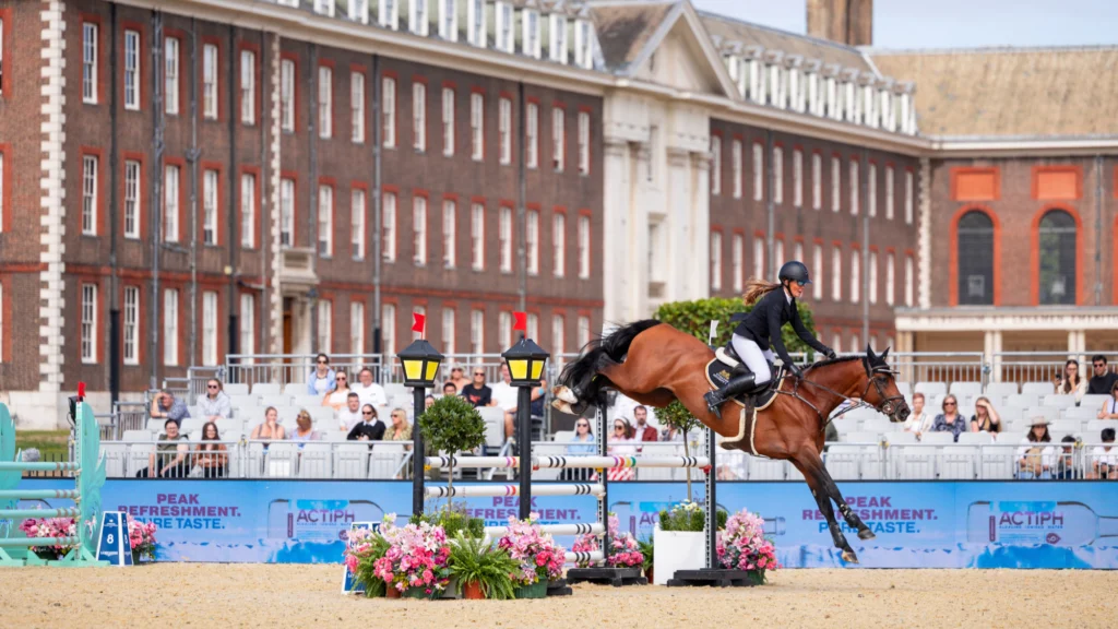 🏆 🐎 Grandstands fit for Global Champions.