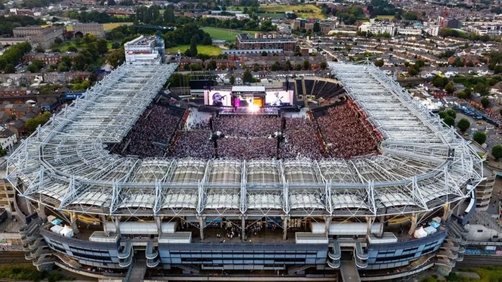 🚛🌊🎶 From Wembley to Croke Park: Oasis and Ultra Stage™ Light Up Dublin. 🇮🇪✨