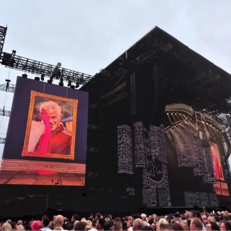 🎶 Two stadium tours. One stage.