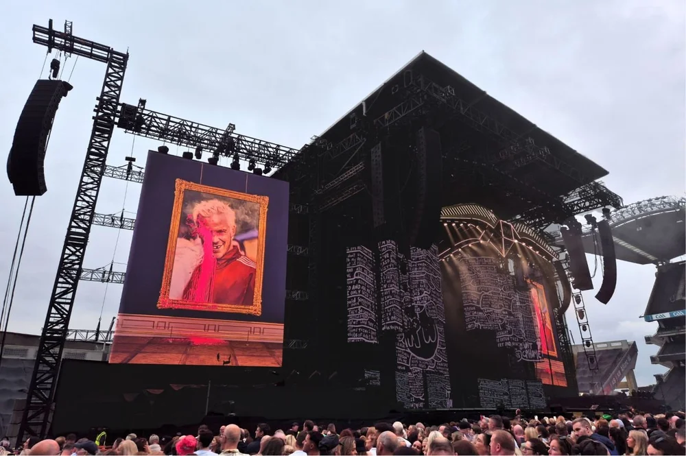 🎶 Two stadium tours. One stage.