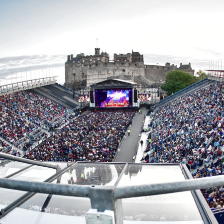 🏰 A castle. A stage. 7 extraordinary shows.